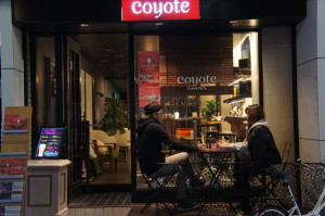 coyote1 300x199 6/5(木)【新宿】一階テラスカフェ＆バー貸切交流パーティー★ゲーム企画あり♪フリードリンク＆料理＆デザート♪【20代限定】